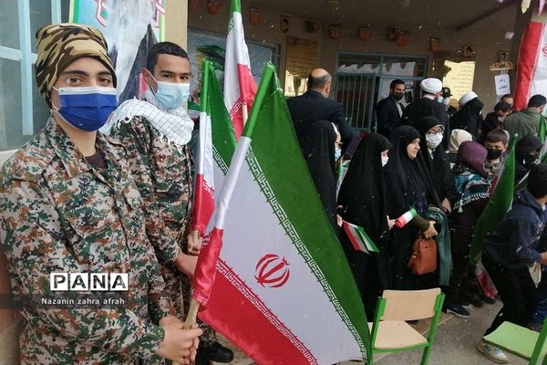 نواخته شدن زنگ انقلاب در مدرسه امام حسین(ع) روستای مهرآباد رودهن