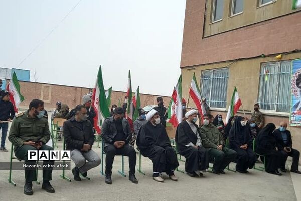 نواخته شدن زنگ انقلاب در مدرسه امام حسین(ع) روستای مهرآباد رودهن