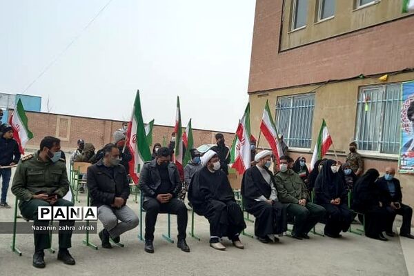 نواخته شدن زنگ انقلاب در مدرسه امام حسین(ع) روستای مهرآباد رودهن