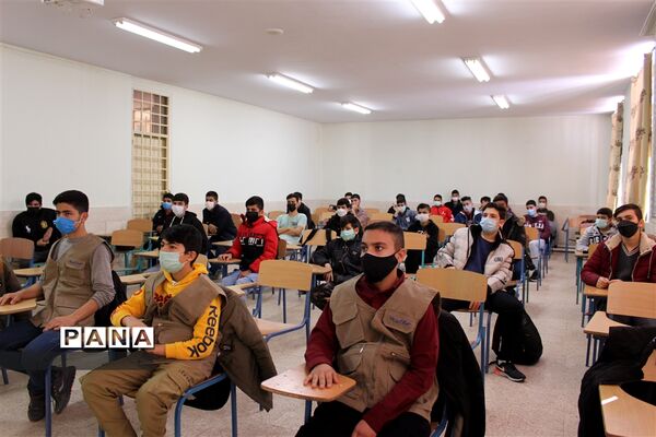 آموزش خبرنگاری دانش‌آموزان پسر زنجان