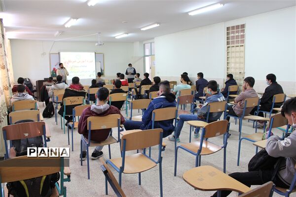 آموزش خبرنگاری دانش‌آموزان پسر زنجان