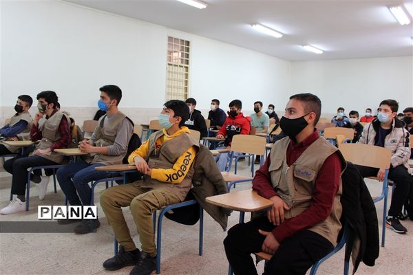 آموزش خبرنگاری دانش‌آموزان پسر زنجان