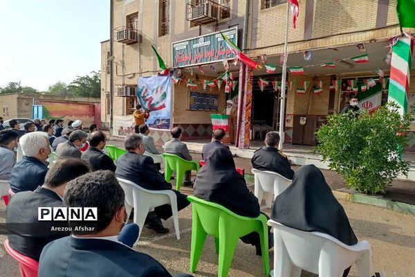 نواختن زنگ انقلاب اسلامی در مدرسه فرهیختگان شهر بندرامام خمینی(ره)