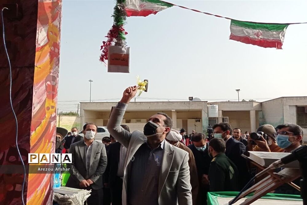 نواختن زنگ انقلاب اسلامی در مدرسه فرهیختگان شهر بندرامام خمینی(ره)