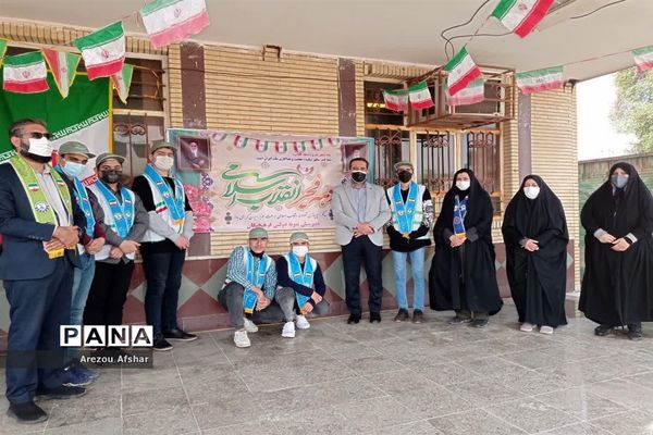 نواختن زنگ انقلاب اسلامی در مدرسه فرهیختگان شهر بندرامام خمینی(ره)