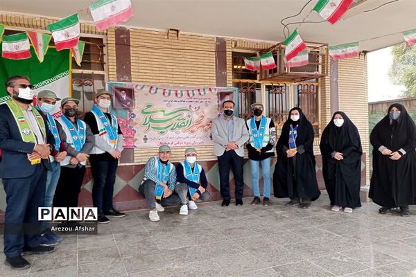 نواختن زنگ انقلاب اسلامی در مدرسه فرهیختگان شهر بندرامام خمینی(ره)