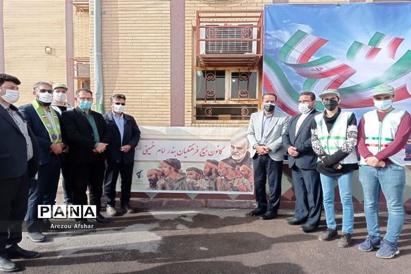 نواختن زنگ انقلاب اسلامی در مدرسه فرهیختگان شهر بندرامام خمینی(ره)