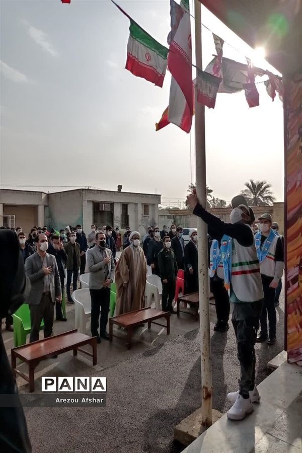 نواختن زنگ انقلاب اسلامی در مدرسه فرهیختگان شهر بندرامام خمینی(ره)