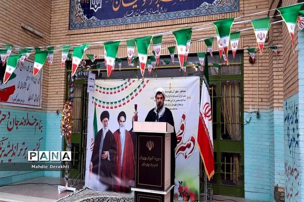 شور و شوق دانش‌آموزان بهارستانی در گرامیداشت آغاز دهه مبارک فجر
