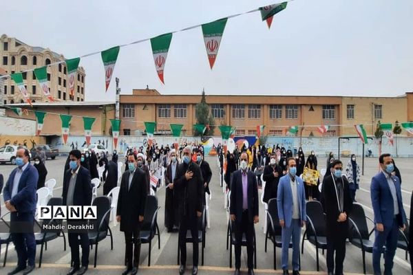 شور و شوق دانش‌آموزان بهارستانی در گرامیداشت آغاز دهه مبارک فجر