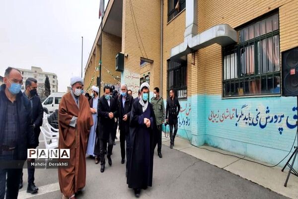 شور و شوق دانش‌آموزان بهارستانی در گرامیداشت آغاز دهه مبارک فجر