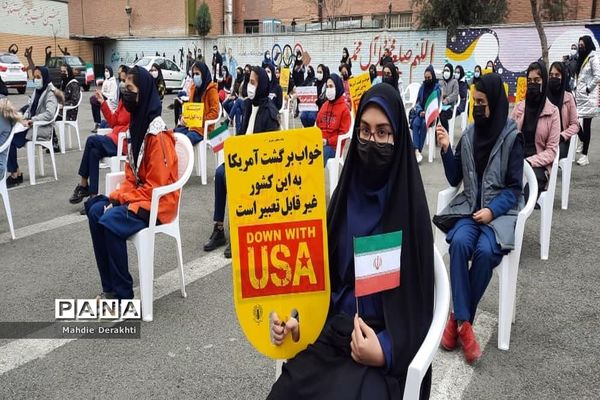 شور و شوق دانش‌آموزان بهارستانی در گرامیداشت آغاز دهه مبارک فجر