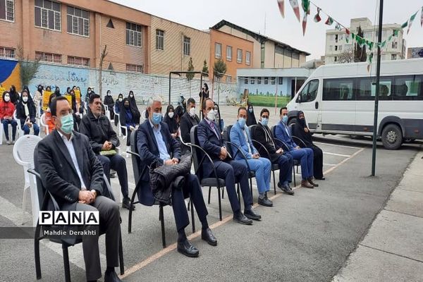 شور و شوق دانش‌آموزان بهارستانی در گرامیداشت آغاز دهه مبارک فجر