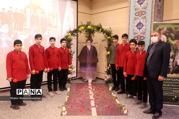 آغاز جشن‌های پیروزی انقلاب با نواخته شدن زنگ انقلاب در آذربایجان شرقی