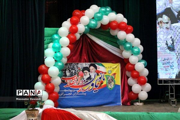 طنین زنگ انقلاب همزمان با سراسر کشور در مدارس فارس
