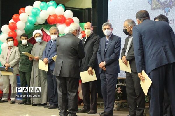 طنین زنگ انقلاب همزمان با سراسر کشور در مدارس فارس