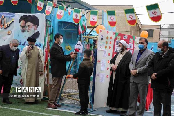 آیین نواختن زنگ انقلاب در آموزشگاه شاهد شهید قدوسی ناحیه دو شهرری