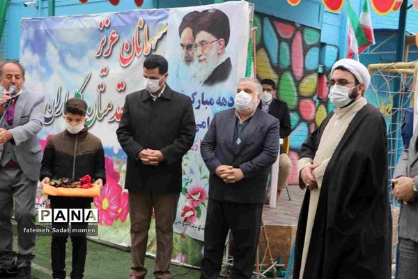 آیین نواختن زنگ انقلاب در آموزشگاه شاهد شهید قدوسی ناحیه دو شهرری