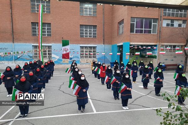 نواختن گلبانگ‌انقلاب اسلامی در دبیرستان آزادگان منطقه ۱۵