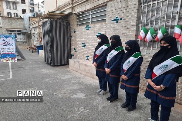 نواختن گلبانگ‌انقلاب اسلامی در دبیرستان آزادگان منطقه ۱۵