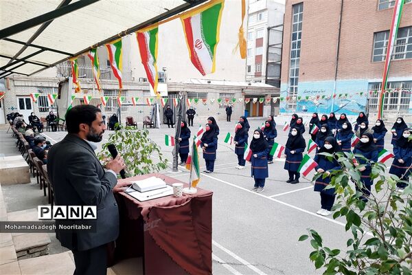نواختن گلبانگ‌انقلاب اسلامی در دبیرستان آزادگان منطقه ۱۵
