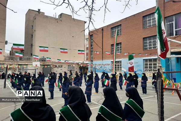 نواختن گلبانگ‌انقلاب اسلامی در دبیرستان آزادگان منطقه ۱۵