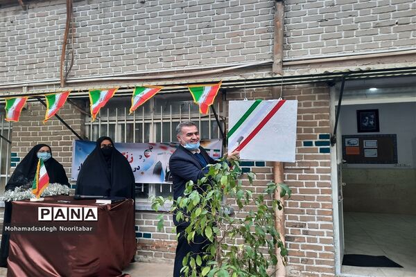 نواختن گلبانگ‌انقلاب اسلامی در دبیرستان آزادگان منطقه ۱۵