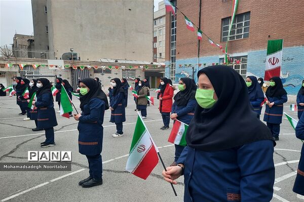 نواختن گلبانگ‌انقلاب اسلامی در دبیرستان آزادگان منطقه ۱۵