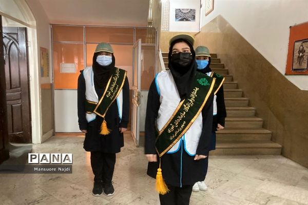 طنین انداز شدن زنگ انقلاب در هنرستان یادگار امام در جماران