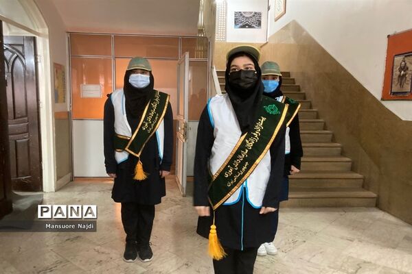 طنین انداز شدن زنگ انقلاب در هنرستان یادگار امام در جماران