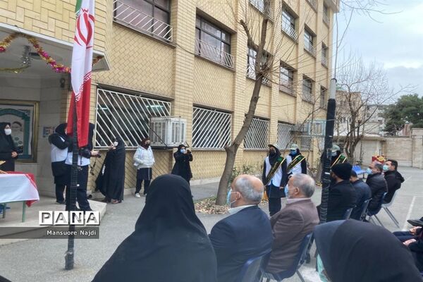 طنین انداز شدن زنگ انقلاب در هنرستان یادگار امام در جماران
