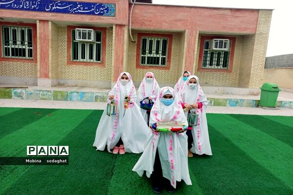 جشن دهه فجر در مدرسه شهید با هنر شهرستان عسلویه
