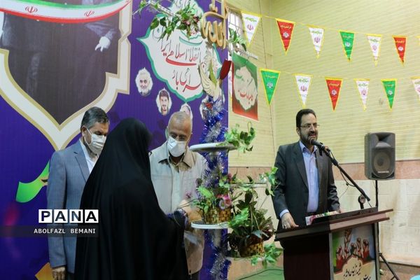 نواخته شدن زنگ انقلاب در دبیرستان نمونه دولتی حضرت معصومه(س) قم