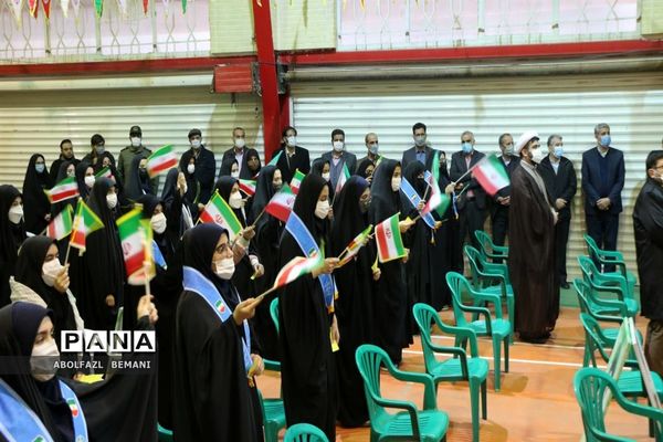 نواخته شدن زنگ انقلاب در دبیرستان نمونه دولتی حضرت معصومه(س) قم