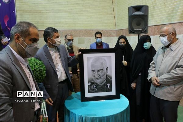 نواخته شدن زنگ انقلاب در دبیرستان نمونه دولتی حضرت معصومه(س) قم