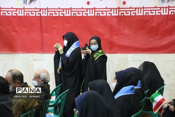 نواخته شدن زنگ انقلاب در دبیرستان نمونه دولتی حضرت معصومه(س) قم
