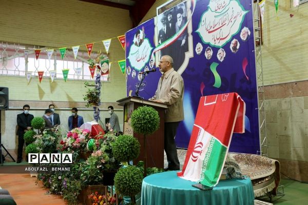 نواخته شدن زنگ انقلاب در دبیرستان نمونه دولتی حضرت معصومه(س) قم