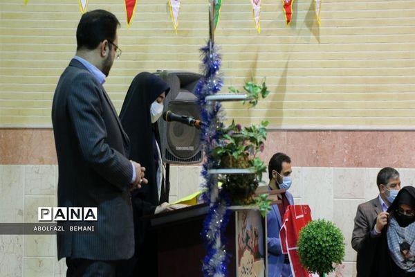 نواخته شدن زنگ انقلاب در دبیرستان نمونه دولتی حضرت معصومه(س) قم