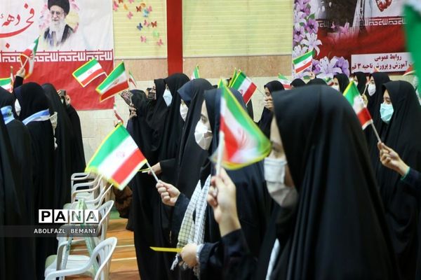 نواخته شدن زنگ انقلاب در دبیرستان نمونه دولتی حضرت معصومه(س) قم