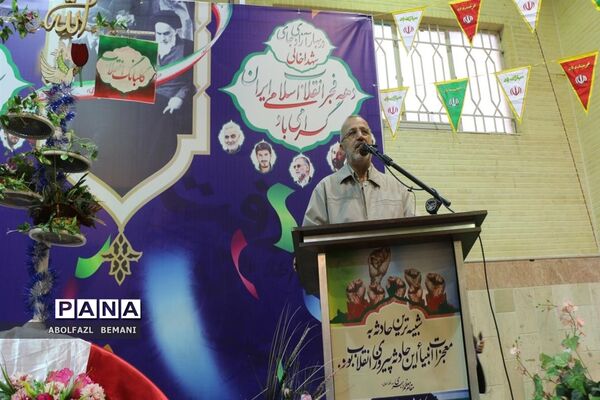 نواخته شدن زنگ انقلاب در دبیرستان نمونه دولتی حضرت معصومه(س) قم