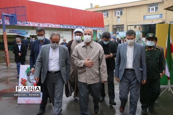نواخته شدن زنگ انقلاب در دبیرستان نمونه دولتی حضرت معصومه(س) قم