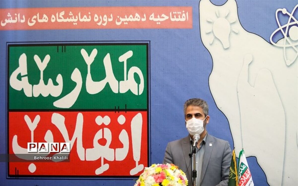 تاریخی: دانش‌آموزان در نمایشگاه‌های مدرسه انقلاب روایتگری می‌کنند