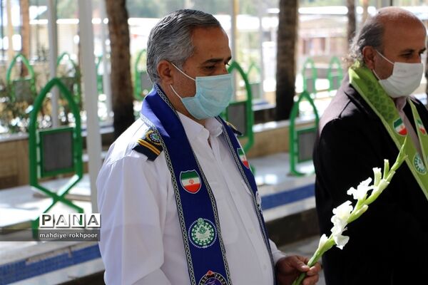 همزمان با ایام الله دهه مبارک فجر مراسم عطرافشانی و غبارروبی مزار شهدای شهرستان بیرجند