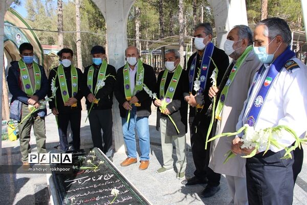 همزمان با ایام الله دهه مبارک فجر مراسم عطرافشانی و غبارروبی مزار شهدای شهرستان بیرجند