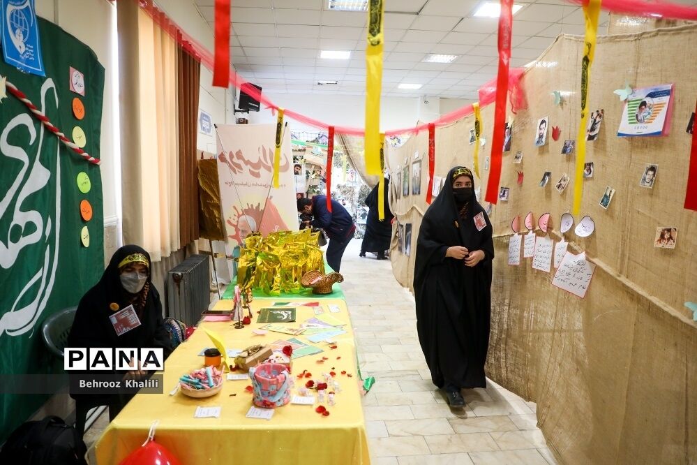 دهمین دوره نمایشگاه‌های دانش‌آموزی مدرسه انقلاب