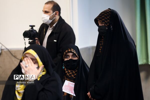 دهمین دوره نمایشگاه‌های دانش‌آموزی مدرسه انقلاب