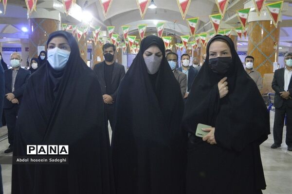 عطر افشانی قبور مطهر شهدا به مناسبت  ایام الله دهه فجر در بوشهر