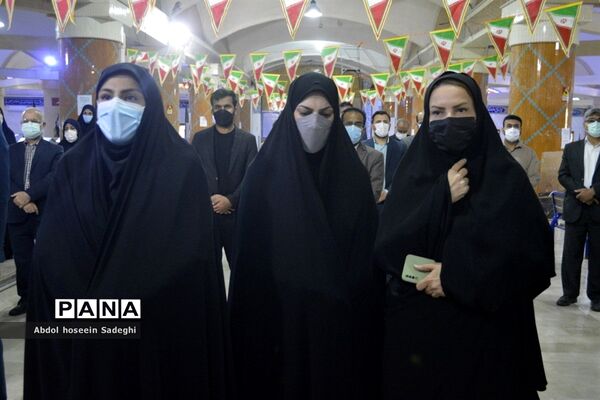 عطر افشانی قبور مطهر شهدا به مناسبت  ایام الله دهه فجر در بوشهر