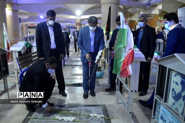 عطر افشانی قبور مطهر شهدا به مناسبت  ایام الله دهه فجر در بوشهر