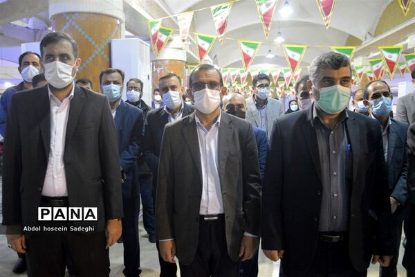 عطر افشانی قبور مطهر شهدا به مناسبت  ایام الله دهه فجر در بوشهر
